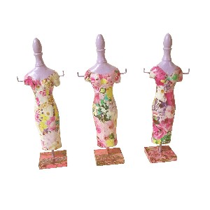 FIGURA MANIQUI MADERA DECOPATCH MALVA